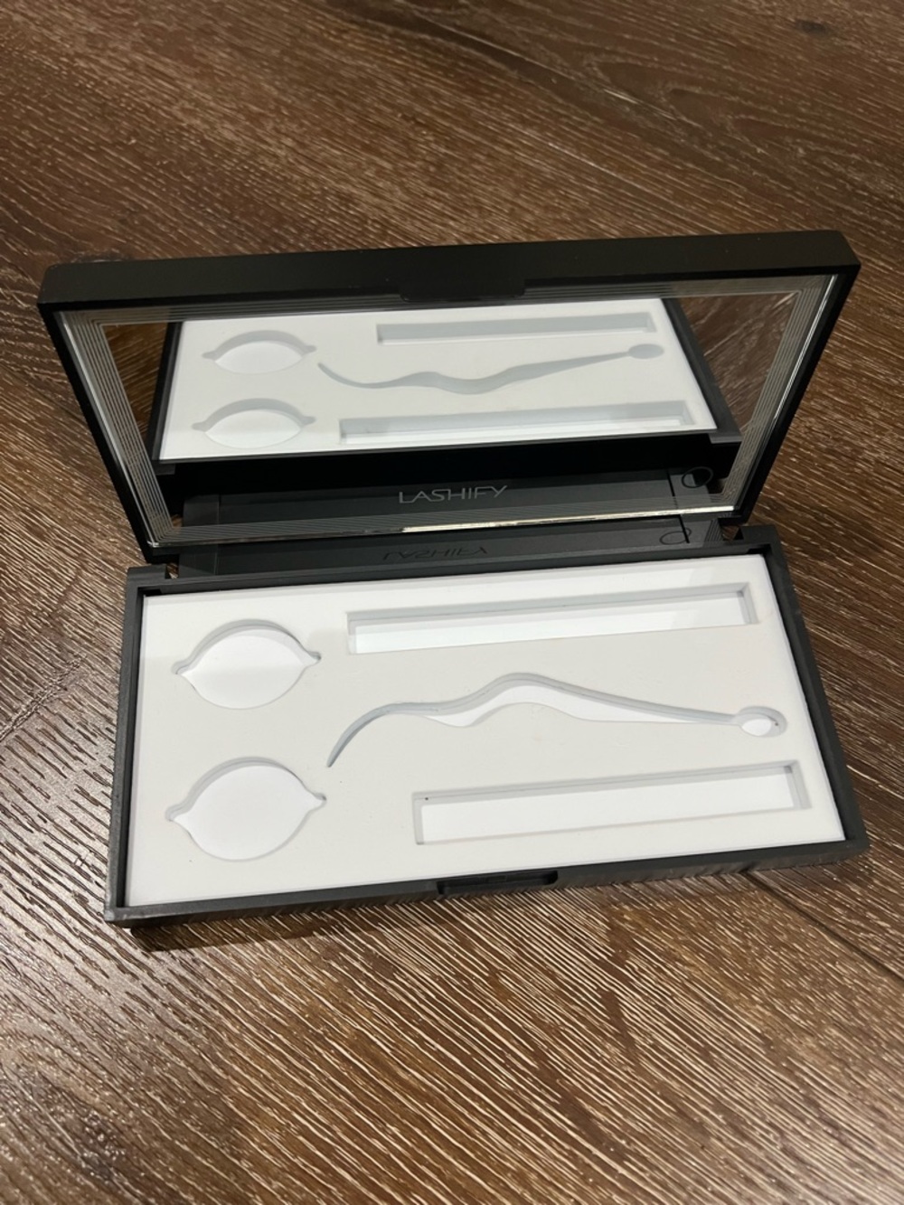 LASHIFY Black Ribbed Lash Storage Case - Picture 6 of 12